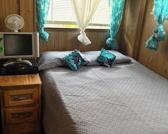 3-bedroom mobile home in delightful Hawley with WiFi, AC - Hawley - Ložnice