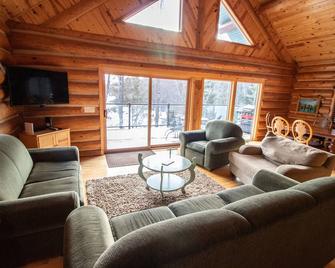 Snowmobilers & Skiers Full Scandinavian Log Home On Private Lake - Mercer - Living room