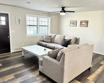 Relaxing 3-bedroom house with WiFi, AC near Grand Lake - Vinita - Wohnzimmer