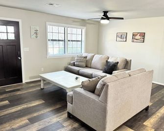 Lake View Retreat Near Hammerhead Marina - Sleeps 8 - Vinita - Wohnzimmer
