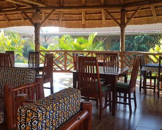 African Roots Guesthouse Entebbe - Entebbe - Restaurang