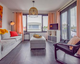 Waterfront chalet with large veranda - Breukelen - Living room