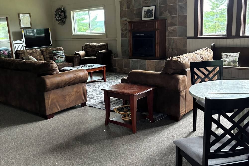 Charming Church in East Jordan ,3 bedrooms ,WiFi, pool-table and gas fireplace. - East Jordan - Sala de estar
