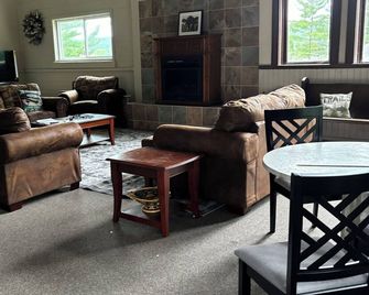 Charming Church in East Jordan ,3 bedrooms ,WiFi, pool-table and gas fireplace. - East Jordan - Sala de estar