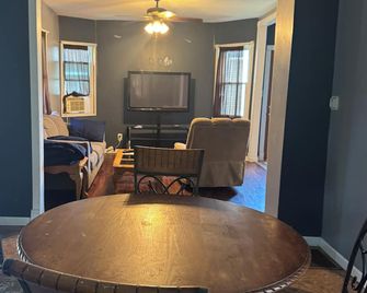 Enjoyable 3-bedroom house with AC in charming Clinton - Clinton - Dining room