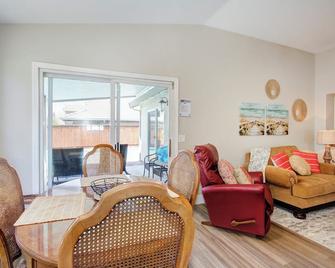 Updated House - King Bed, Pool & Hot Tub in a quiet family friendly neighborhood - Elk Grove - Living room