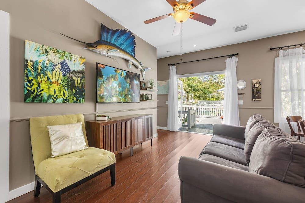 Here Comes The Sun ~ 2 Br, 2 Ba Casa Marina Home With Pool! - קי ווסט - סלון