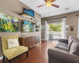 Here Comes The Sun ~ 2 Br, 2 Ba Casa Marina Home With Pool! - Key West - Sala de estar