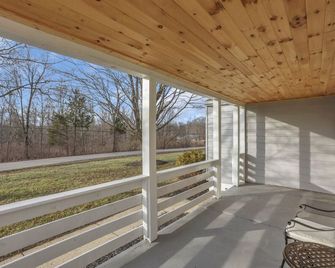 Spacious Ranch w/ Workspace & Pet-Friendly Yard — Near Columbus/Canal Winchester - Canal Winchester - Balcón
