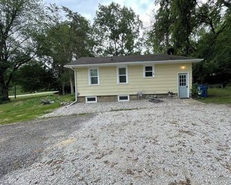 Cozy 1-bedroom house in peaceful La Porte with AC and hot tub - LaPorte - Edificio