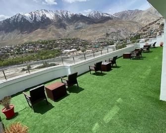 Hotel The White Castle Kargil - Kargil - Balcón