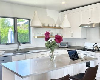 Ocean View White Cottage Walk to Town, Beach Pass Included - Montauk - Kitchen