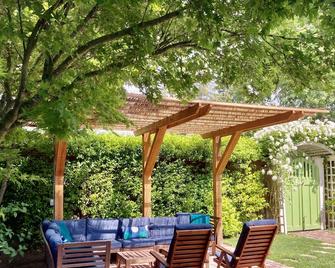 Wine Country Retreat w/ large Spa and 10 Bikes, walking distance to Sonoma Plaza - Sonoma - Patio