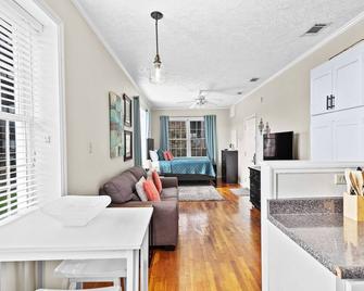 Classic Loft In Downtown Auburn, Alabama! Location! - Auburn - Living room
