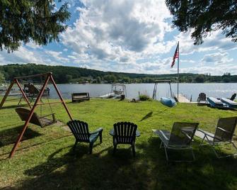 Quiet, Charming Lakefront Cottage - New Milford - Patio