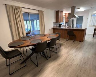 Arabi's Cozy & Quiet Getaway - Arabi - Dining room