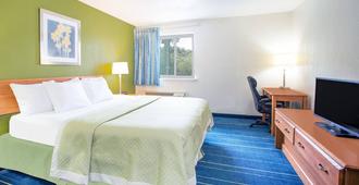 Days Inn & Suites by Wyndham Bridgeport - Clarksburg - Bridgeport - Bedroom