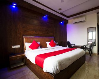 OYO 44174 Hotel Mid Town Prime - Morādābād - Slaapkamer