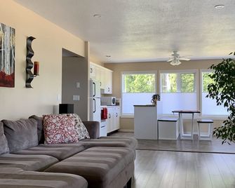 Delightful Suite With A Lake View. King sized bed. - West Kelowna - Living room