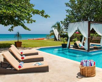 Sun Kissed Villa - 6 Bedroom, sleeps 14, on the beach. - Discovery Bay - Piscine