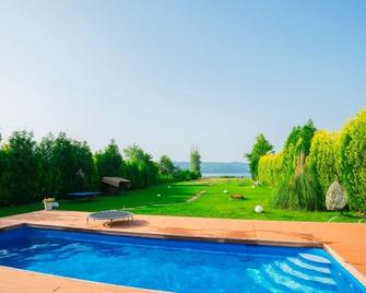 3-bedroom villa in welcoming Sapanca with huge garden at the lake. - Adapazarı - Pool