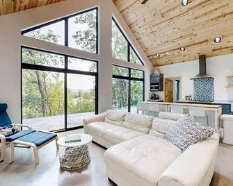 Wausau Chalet - Wausau - Living room