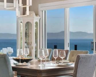 Oceanfront Oasis - Oak Bay - Dining room