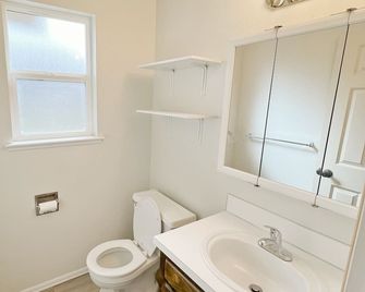 Cozy home, Walk to Lake, Food & Shops, EV Charger - Lake Stevens - Baño