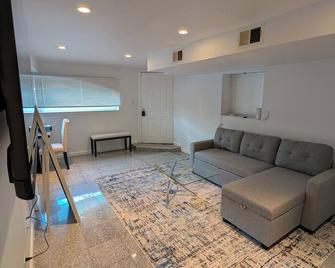 Comfy 2-bedroom apartment with AC, WiFi in Oak Park - Oak Park