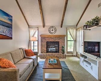Shawnee Condo Less Than 10 Mi to Downtown Kansas City! - Shawnee - Living room