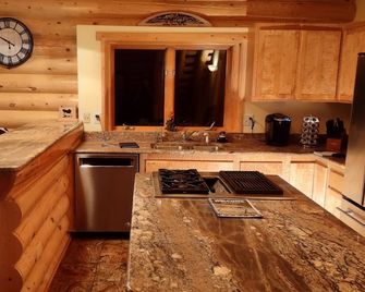 Georgetown Lake Escape with Starlink - Anaconda - Kitchen