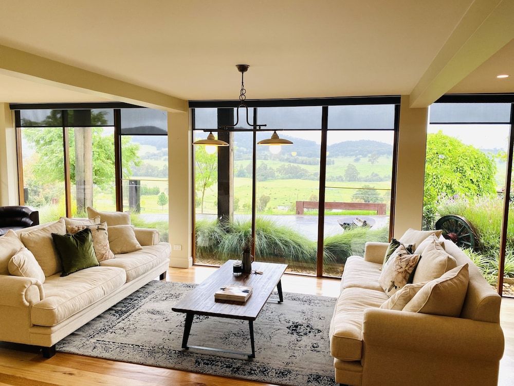 Yarra Valley Holiday House - Stay amongst the vineyards - Sleeps 12 Guests - Dixons Creek - Living room