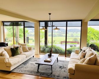 Yarra Valley Holiday House - Stay amongst the vineyards - Sleeps 12 Guests - Dixons Creek - Living room