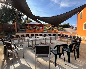 Au Petit Vivoin - Vivoin - Innenhof