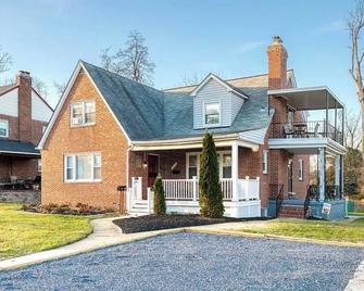 Spacious 2-bedroom apartment with WiFi, AC in charming Baltimore - بالتيمور - مبنى