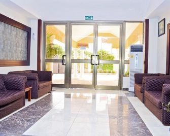 Bethel Heights Hotel - Adentan - Lobby