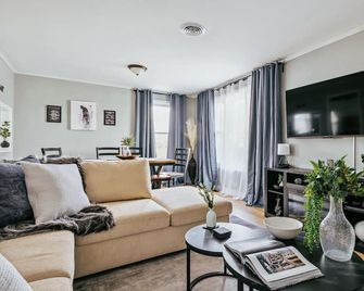 Charming & Cozy Getaway - A Heroic Stay Awaits! - Homewood - Sala de estar