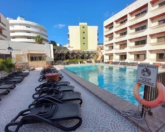 Cozy poolside apartment with 5 beds - Bugibba - Piscina