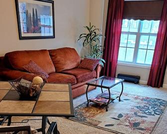 Cozy Guest Suite In Winston Salem - Winston-Salem - Living room