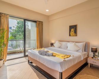 Elivaas Kamerios Regalia 2bhk Apartment - 坎多林 - 臥室