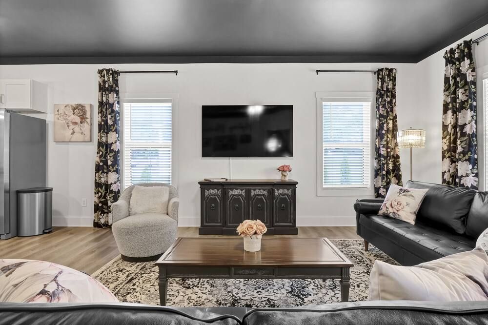 Luxe Cottage; Stroll To Main St, Hot Tub, Games, Firepit, Cornhole, Fenced Yard - Mount Airy - Wohnzimmer
