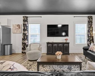 Luxe Cottage; Stroll To Main St, Hot Tub, Games, Firepit, Cornhole, Fenced Yard - Mount Airy - Wohnzimmer