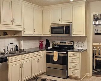 A Guest Favorite Retreat! king beds, Hottub, Pool, 3 Decks, Privacy, and more! - Winder - Cocina