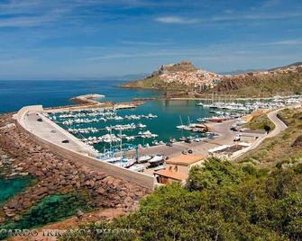 Apartment In Blooming Villa In Lu Bagnu, Castelsardo - Castelsardo - Edifici