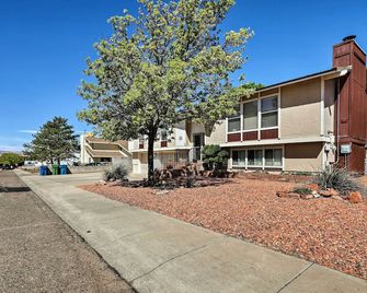 Walk to Rim View Trail Page Home with Deck and Yard - Page - Building