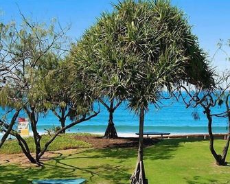 Kings Beach Oceanfront Apartment With Pool - Kings Beach