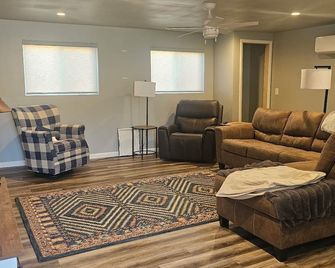 Spacious 3-bedroom apartment in tranquil Craig with AC - Craig - Wohnzimmer