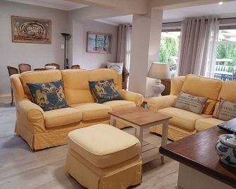 VillaChé with garden aspect and views to Lagoon - Knysna - Salon