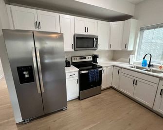406 Large 3 Bedroom 2 Bath Townhome - Iowa City - Kitchen