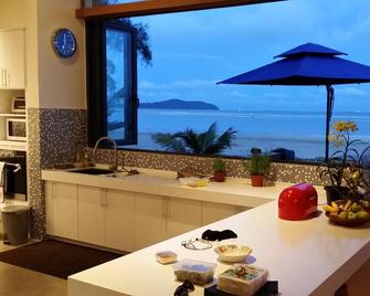 Villaku Residences Beachfront - Balok - Restaurant